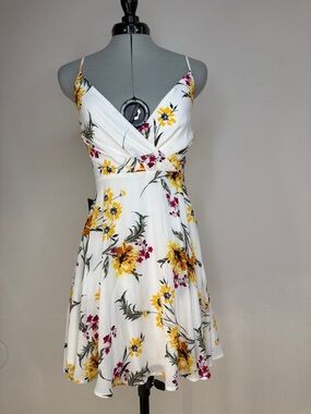 Express Floral Mini Dress White Yellow V-Neck Fit Flare XXS NWT
